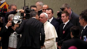 Papież Franciszek przyjmujący San Lorenzo po zdobyciu Copa Libertadores, 19.08.2014 r.