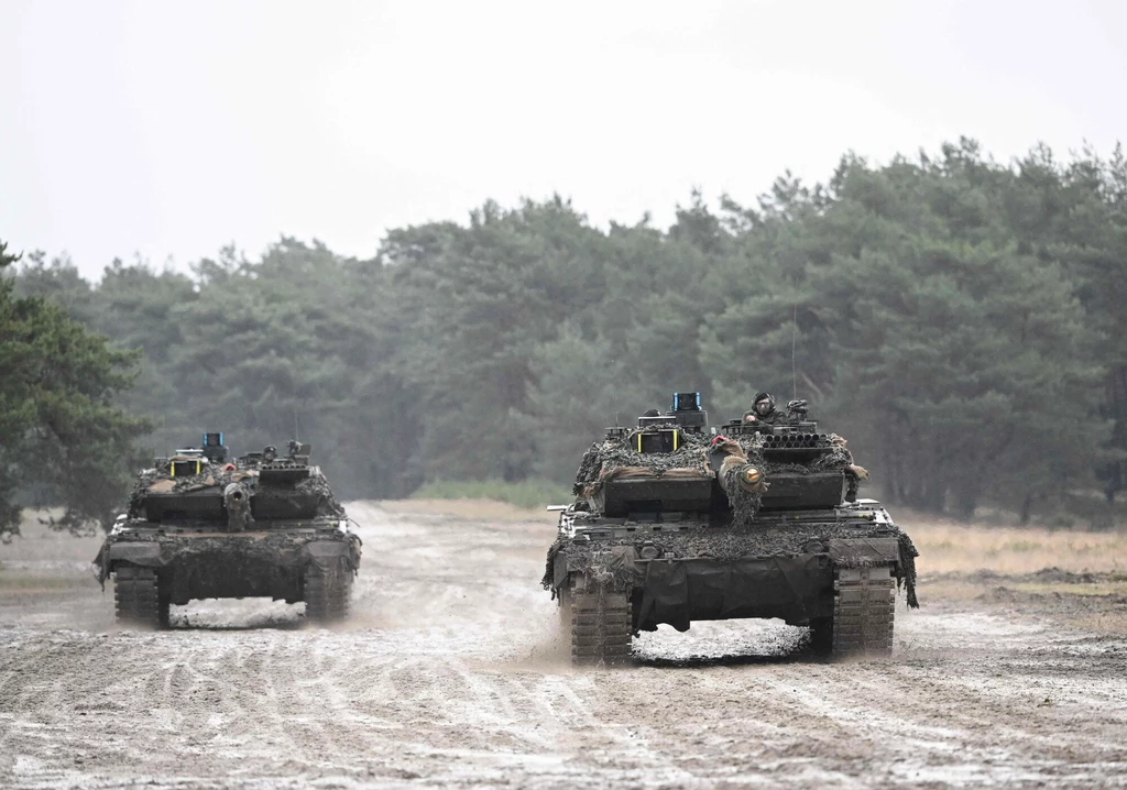 Niemieckie czołgi Leopard 2 podczas ćwiczeń na poligonie Niemieckie czołgi Leopard 2 podczas ćwiczeń na poligonie