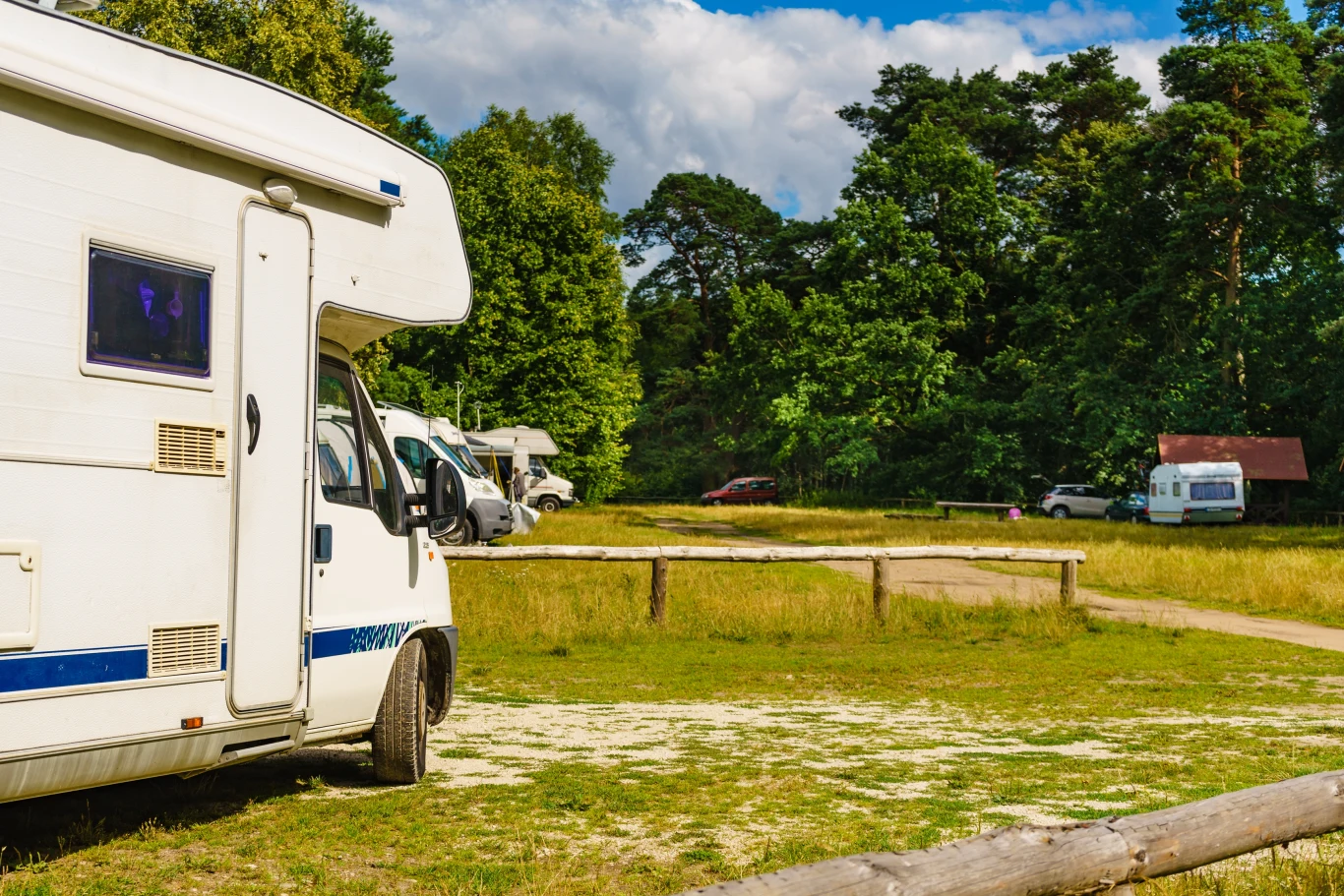 Kalameny to wyjątkowe źródło termalne dostępne bezpłatnie przez cały rok. Sporo turystów przybywa tutaj, aby spędzić kilka dni w tym malowniczym otoczeniu, rozbijając namioty lub podjeżdżając kamperami.
