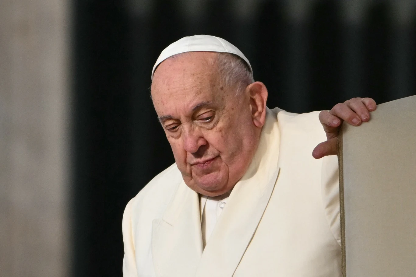 Papież Franciszek pojawił się w Bazylice Świętego Piotra w Watykanie. Zdjęcie ilustracyjne papież Franciszek