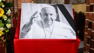 Oficjalnie poinformowano, że przyczyną śmierci papieża Franciszka był udar mózgu, śpiączka i zapaść kardiologiczna