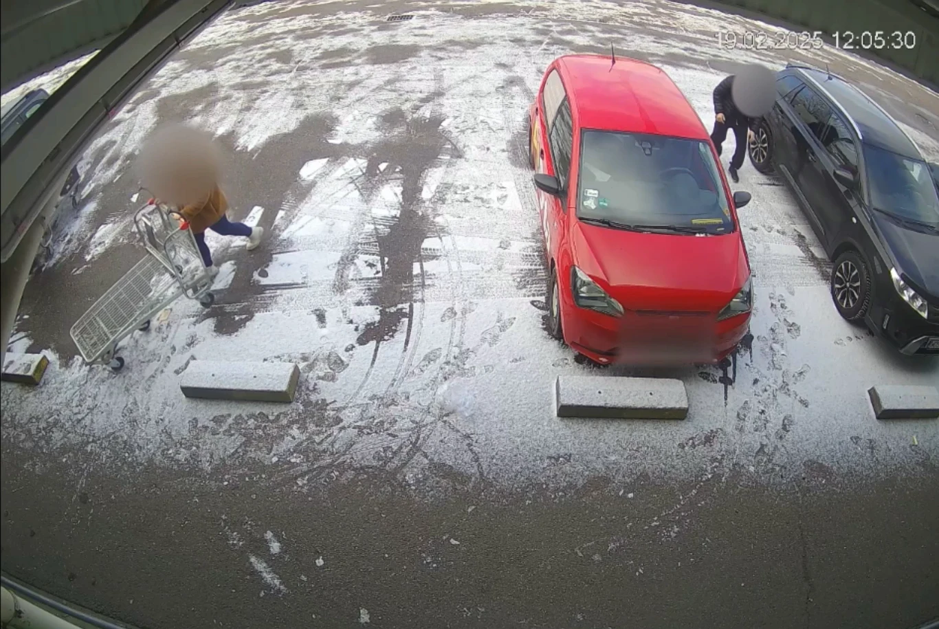 Wystarczyły 3 sekundy. Straciła 900 zł odstawiając wózek po zakupach. Na zdjęciu widać moment włamania do samochodu i kradzieży torebki. Wystarczyły 3 sekundy. Straciła 900 zł odstawiając wózek po zakupach. Na zdjęciu widać moment włamania do samochodu i kradzieży torebki.
