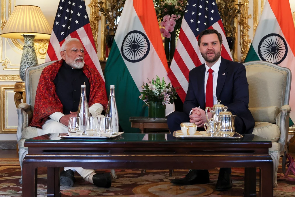 Wiceprezydent USA J.D.Vance składa oficjalną wizytę w Indiach. Tematem rozmów są głównie cła i relacje handlowe obu krajów