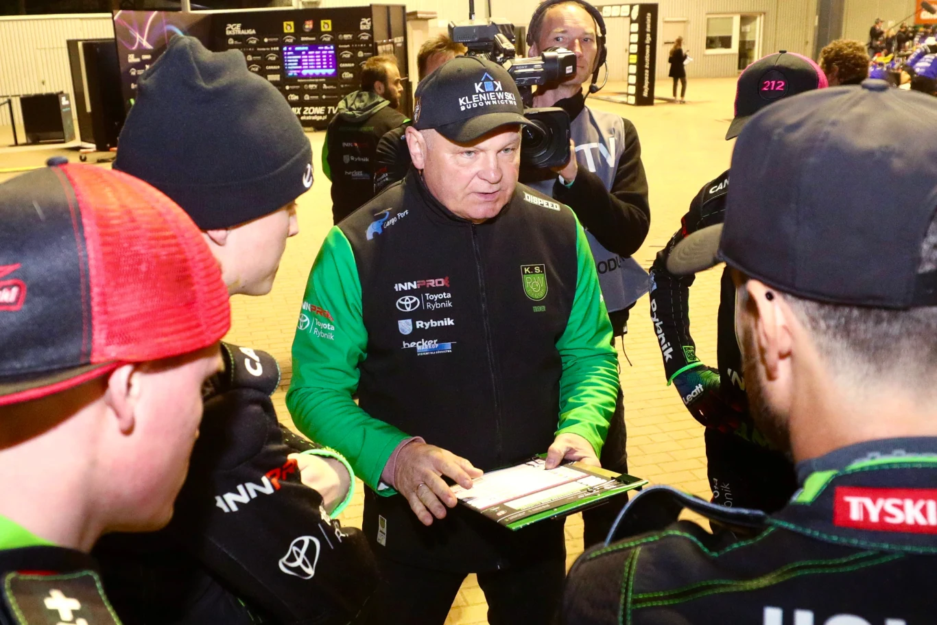 Trener Piotr Żyto w rozmowie z zawodnikami.