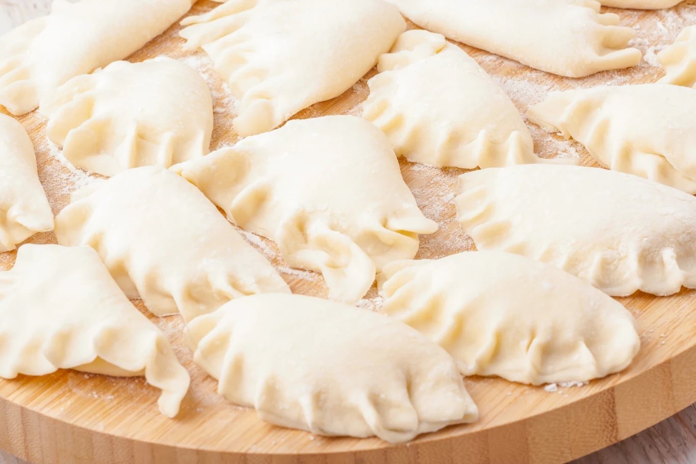 Domowe pierogi z ziemniaczano-serowym farszem Domowe pierogi z ziemniaczano-serowym farszem