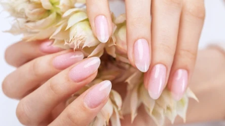 Manicure japoński sprawia, że Twoje paznokcie błyszczą – odkryj ten zaskakujący efekt