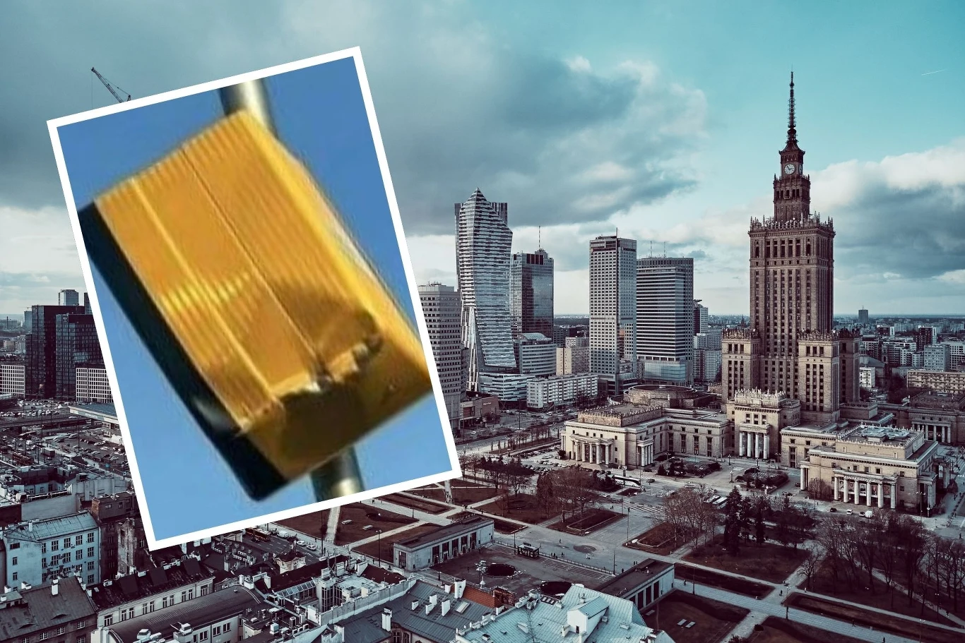 Znienawidzony przez kierowców fotoradar znów trafi do naprawy Widok na centrum Warszawy z Pałacem Kultury i Nauki oraz wieżowce w tle. Na pierwszym planie widoczna jest kłódka, która symbolizuje zaufanie i bezpieczeństwo.