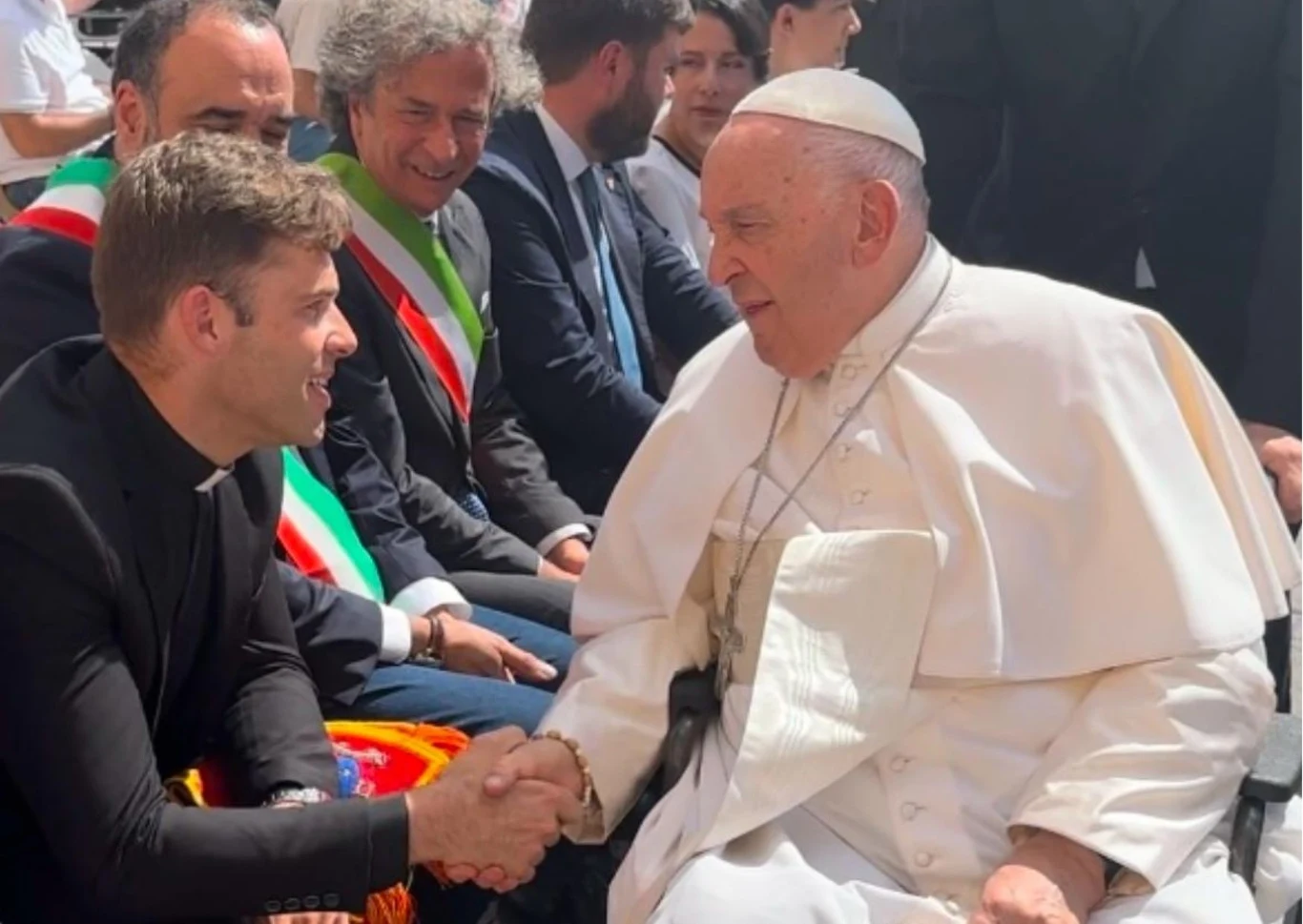 Papież Franciszek ściskający dłoń ks. dr Sebastiana Kondziora, kapelana Uniwersyteckiego Szpitala Klinicznego w Białymstoku Papież Franciszek ściskający dłoń ks. dr Sebastiana Kondziora, kapelana Uniwersyteckiego Szpitala Klinicznego w Białymstoku