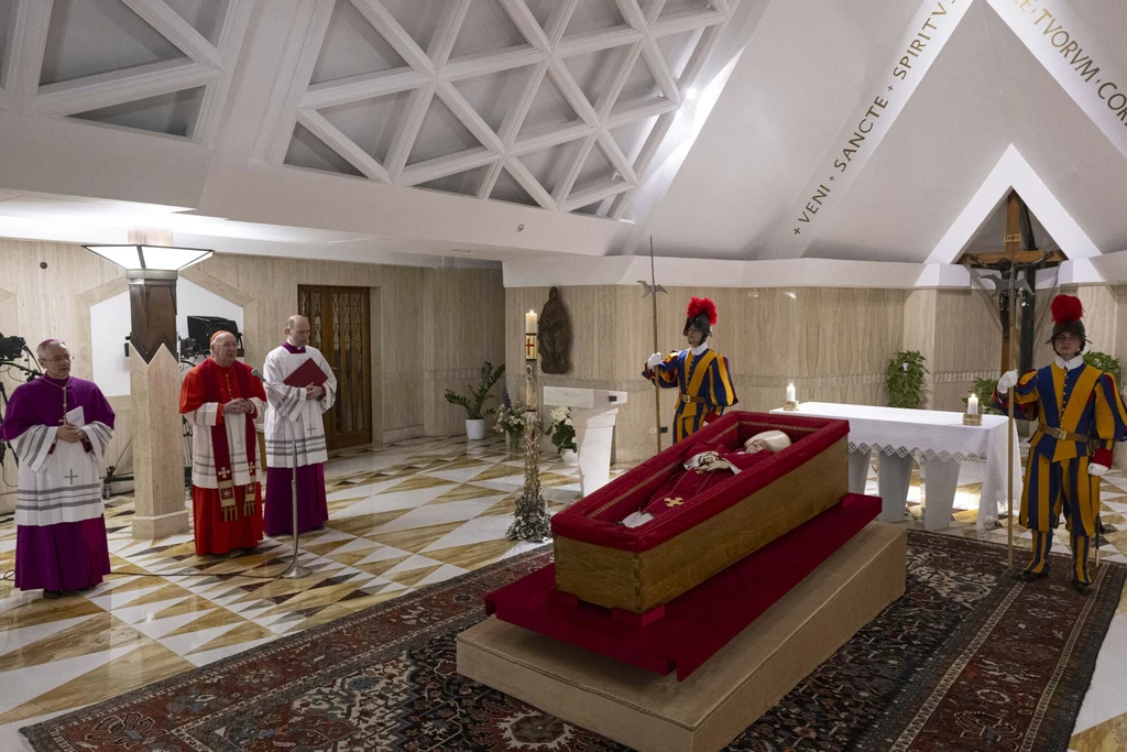 Trumna z ciałem papieża Franciszka zostanie przeniesiona z Domu św. Marty Trumna z ciałem papieża Franciszka zostanie przeniesiona z Domu św. Marty