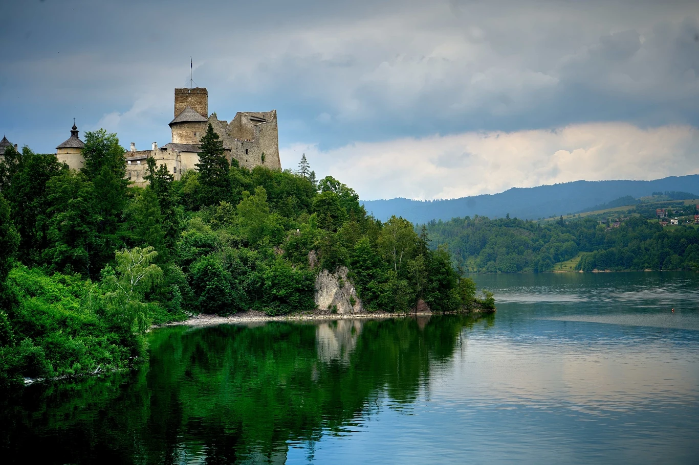 Zamek Dunajec w Niedzicy jest malowniczo położony nad brzegiem Jeziora Czorsztyńskiego. 