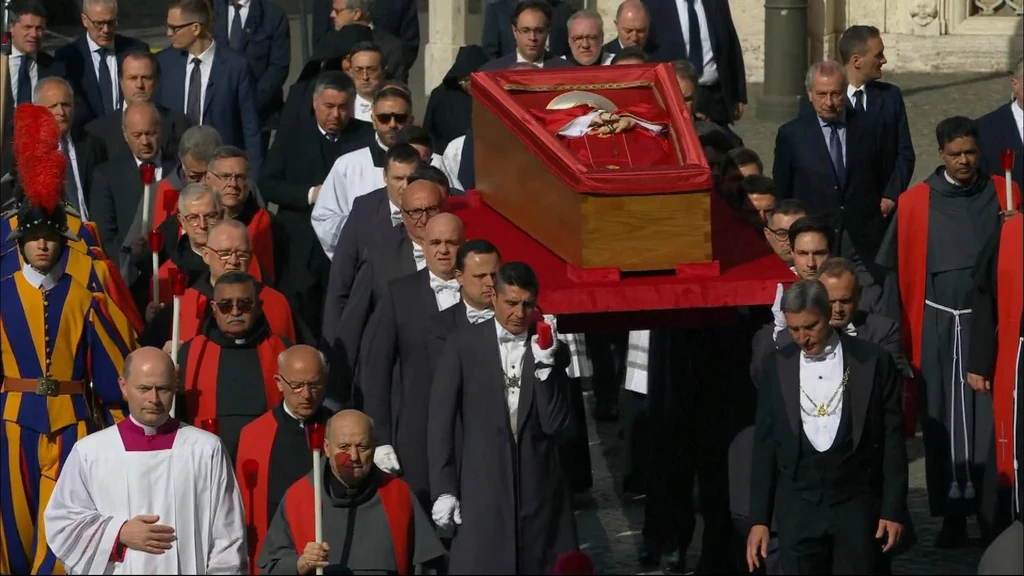 Trwa ceremonia przeniesienia ciała papieża Franciszka do bazyliki Świętego Piotra Trwa ceremonia przeniesienia ciała papieża Franciszka do bazyliki Świętego Piotra