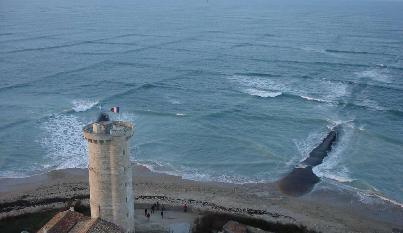 Zdjęcie kwadratowych fal zostało zrobione z Phares des Baleines (Latarni Morskiej Wielorybów) na Île de Ré. Zdjęcie kwadratowych fal zostało zrobione z Phares des Baleines (Latarni Morskiej Wielorybów) na Île de Ré.