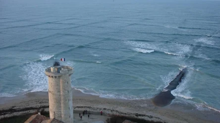 Zdjęcie kwadratowych fal zostało zrobione z Phares des Baleines (Latarni Morskiej Wielorybów) na Île de Ré.