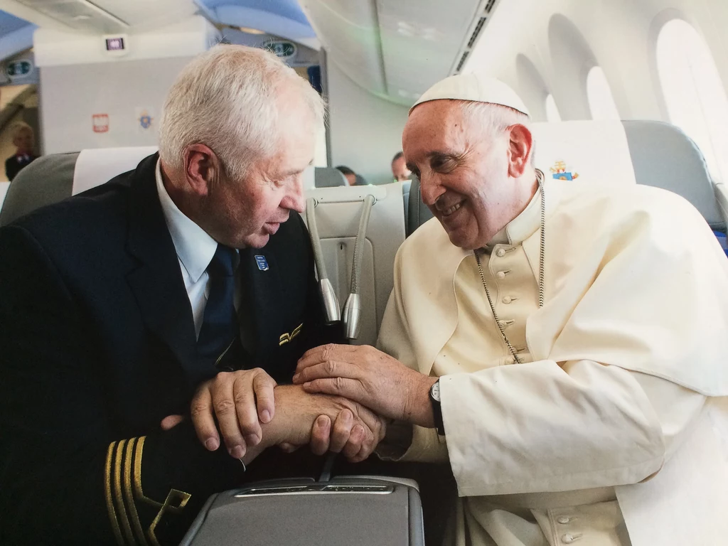 Kapitan Marian Wieczorek z papieżem Franciszkiem w 2016 roku Kapitan Marian Wieczorek z papieżem Franciszkiem w 2016 roku