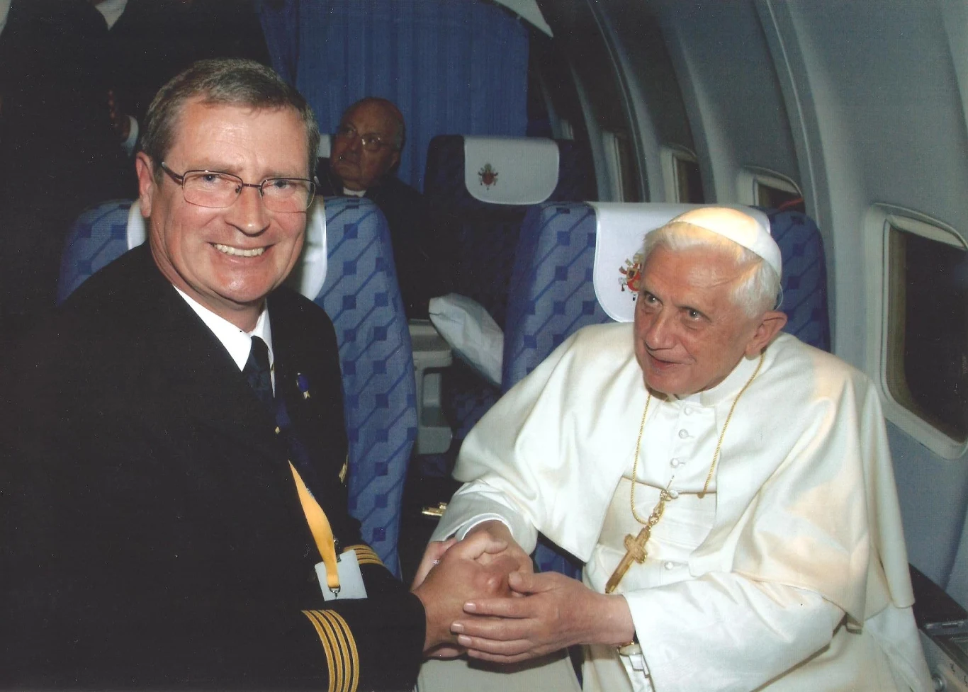 Kapitan Wacław Wieczorek z papieżem Benedyktem XVI w 2006 roku