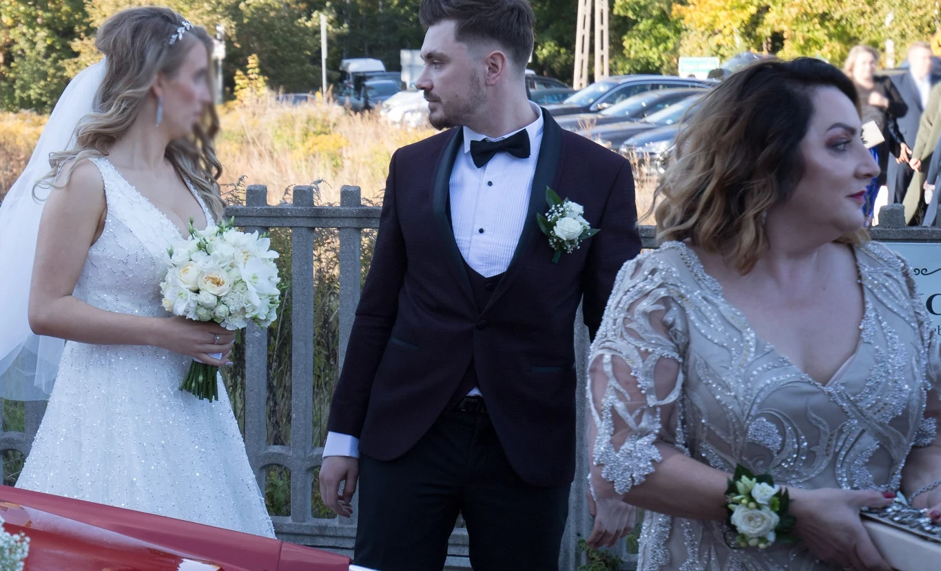 Daniel Martyniuk w dniu ślubu z Eweliną, obok mama Danuta Daniel Martyniuk w dniu ślubu z Eweliną, obok mama Danuta