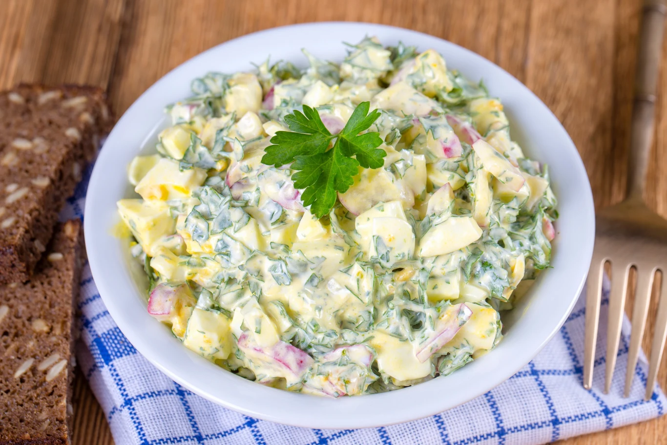 Prosta i szybka sałatka idealna do dań z grilla Prosta i szybka sałatka idealna do dań z grilla