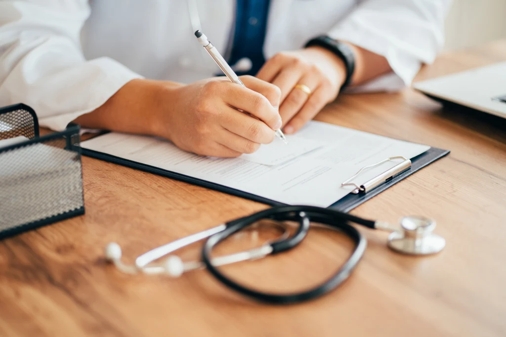 Jak obliczyć pensję na zwolnieniu lekarskim?