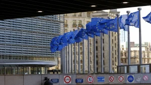 omisja Europejska nałożyła w środę kary w wysokości 500 mln i 200 mln euro na koncern Apple i Metę