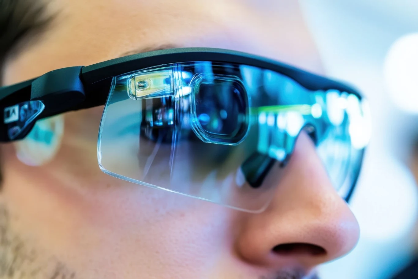 Okulary inteligentne na twarzy mężczyzny, zaawansowana technologia wbudowana w soczewki, szczegółowość układu optycznego.