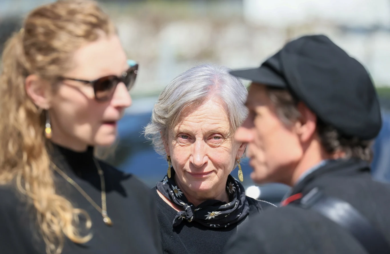 Agata Buzek, Małgorzata Hajewska-Krzysztofik i Krzysztof Warlikowski na pogrzebie Jadwigi Jankowskiej-Cieślak