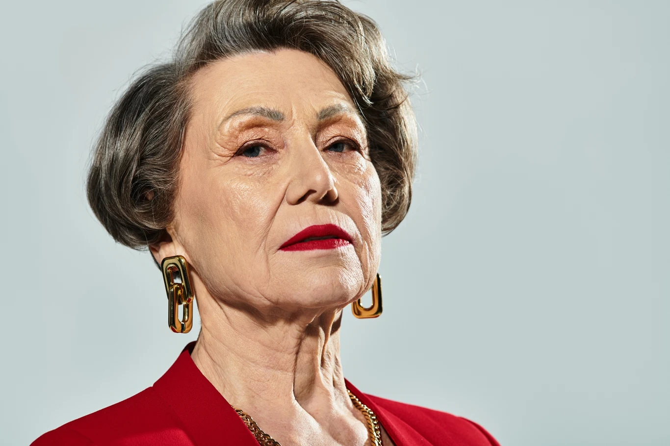 Wróżka Diana ułożyła tarota dla wszystkich znaków. Sprawdź, co się wydarzy w piątek, 25 kwietnia Starsza kobieta z krótkimi, siwymi włosami ubrana w czerwoną marynarkę.