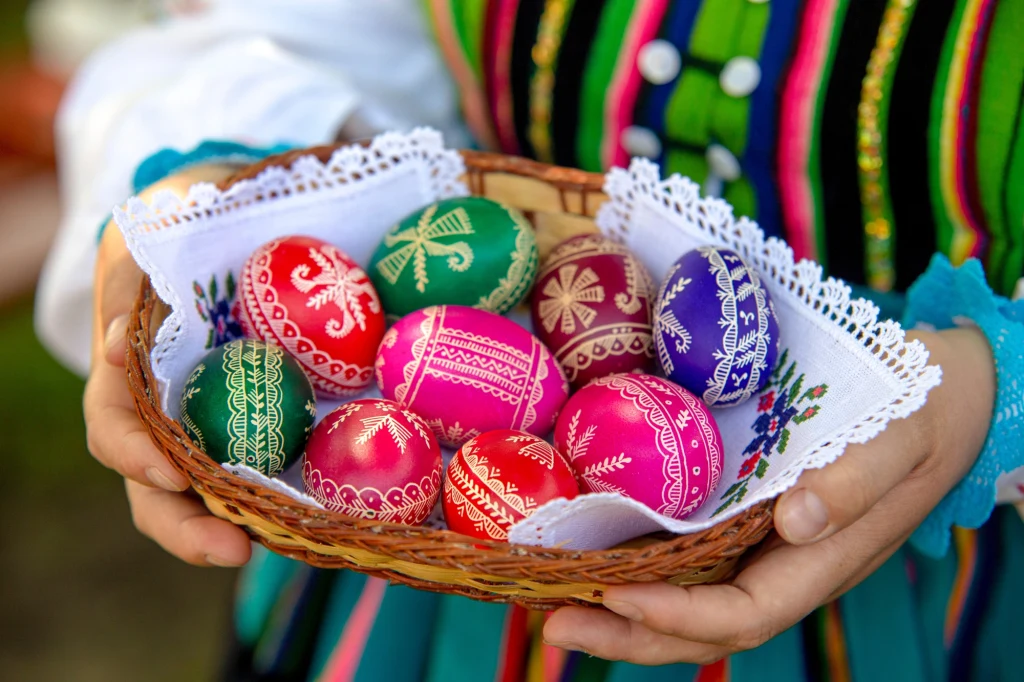 Pisanie pisanek może być jak medytacja - odpoczynek dla układu nerwowego - przekonują eksperci. Na zdjęciu wielkanocne rękodzieło z okolic Opoczna. fot Przemysław Siepski.