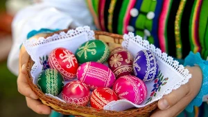 Pisanie pisanek może być jak medytacja - odpoczynek dla układu nerwowego - przekonują eksperci. Na zdjęciu wielkanocne rękodzieło z okolic Opoczna. fot Przemysław Siepski.