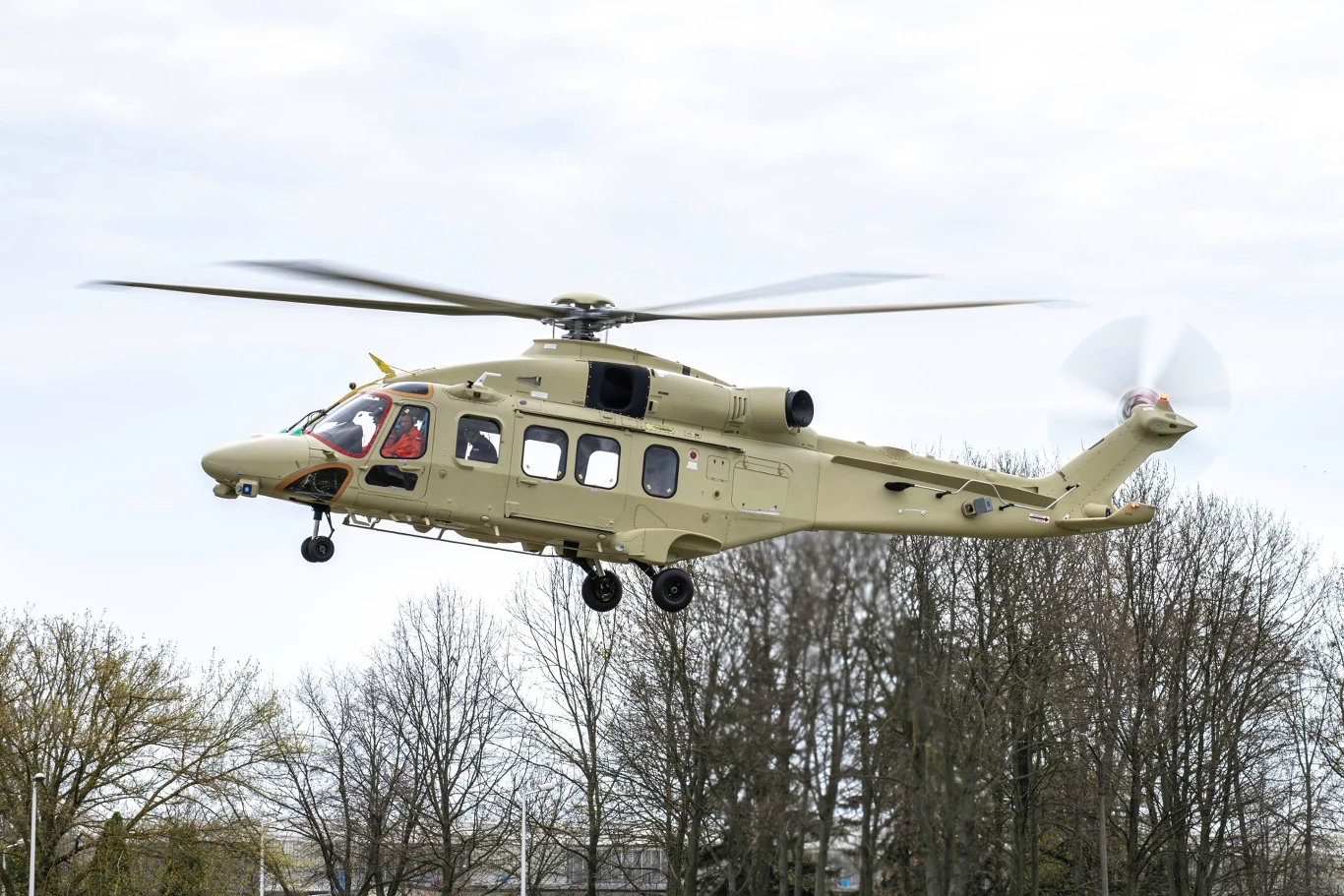 AW149 z linii montażu końcowego zakładów PZL-Świdnik podczas pierwszego lotu testowego