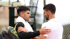 Występ Carlosa Alcaraza (z lewej) w Madrycie jest zagrożony. Na decyzji mistrza Wimbledonu może skorzystać Kamil Majchrzak