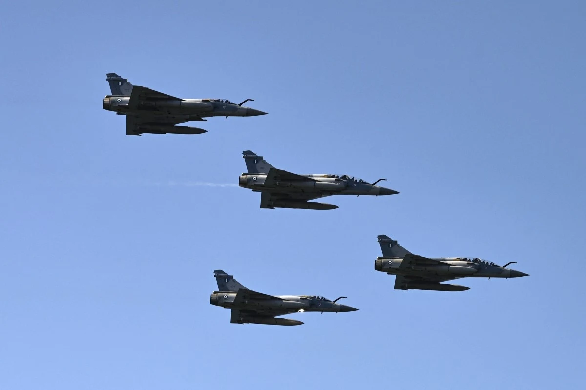Francuskie myśliwce Rafale zostaną rozmieszone nad polskim niebem/Zdj. ilustracyjne Cztery samoloty wojskowe lecące w szyku na tle niebieskiego nieba. Wszystkie maszyny mają ciemny kolor, układają się w formację defensywną.