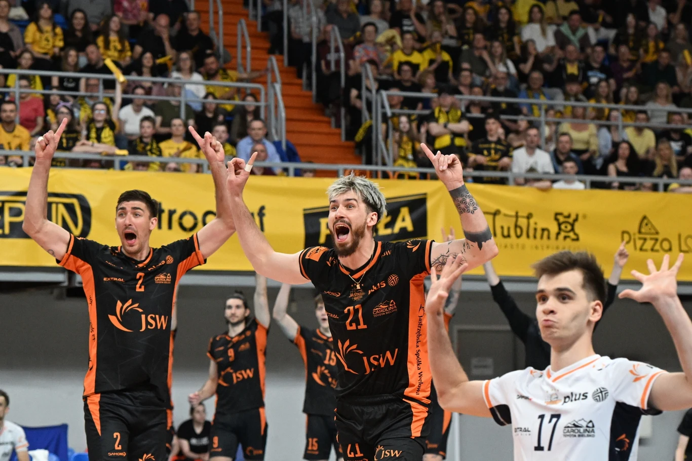 Siatkarze JSW Jastrzębskiego Węgla, z prawej Jakub Jurczyk