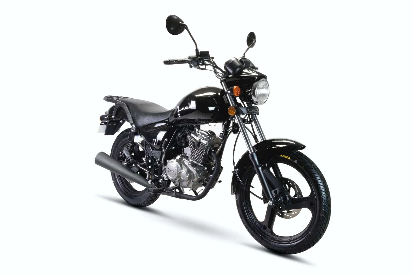 Czarny motocykl sportowy na białym tle, ukazujący szczegóły takie jak reflektor, lusterka boczne oraz widoczny silnik.