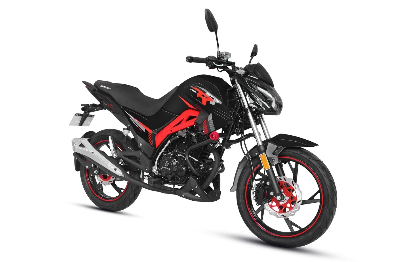 Motocykl o nowoczesnym designie i sportowym wyglądzie, w kolorach czarnym i czerwonym, stojący na białym tle. Duże, wyraźne koła oraz aerodynamiczna sylwetka podkreślają dynamiczny charakter pojazdu.