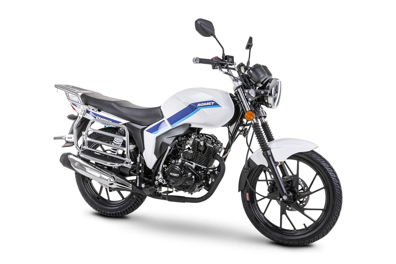 Motocykl Advet w kolorze białym z niebieskimi akcentami na tle szarym. Pojazd ma widoczny silnik, czarne koła i lusterka, a także metalowy bagażnik z tyłu.