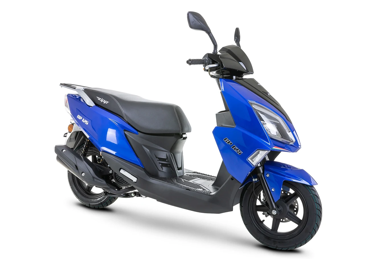 Niebieski skuter o nowoczesnym designie z czarnymi i szarymi elementami. Skuter wyposażony jest w sportowe akcenty, z dużymi reflektorami z przodu, co nadaje mu dynamiczny wygląd. 