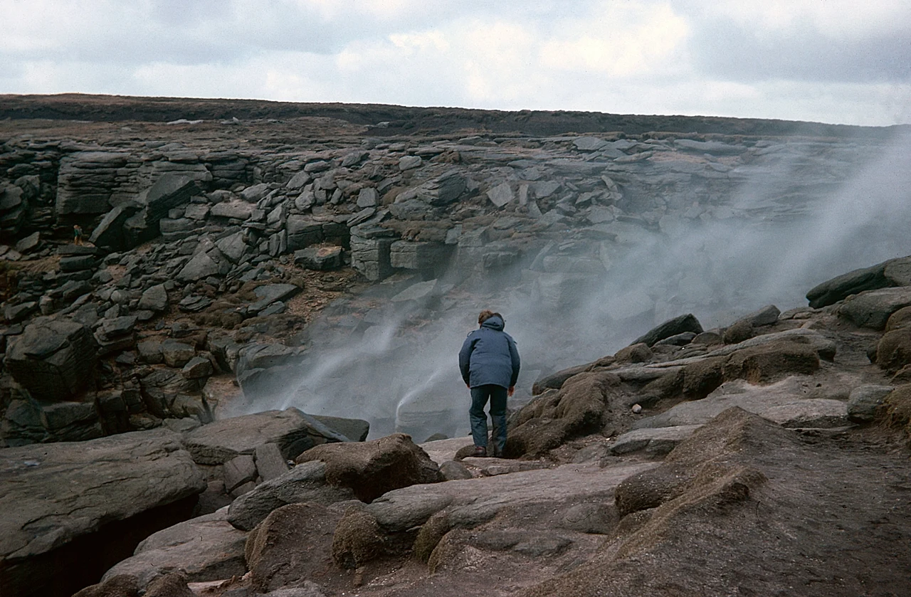 Wodospad Kinder z lecącą do góry wodą Wodospad Kinder z lecącą do góry wodą