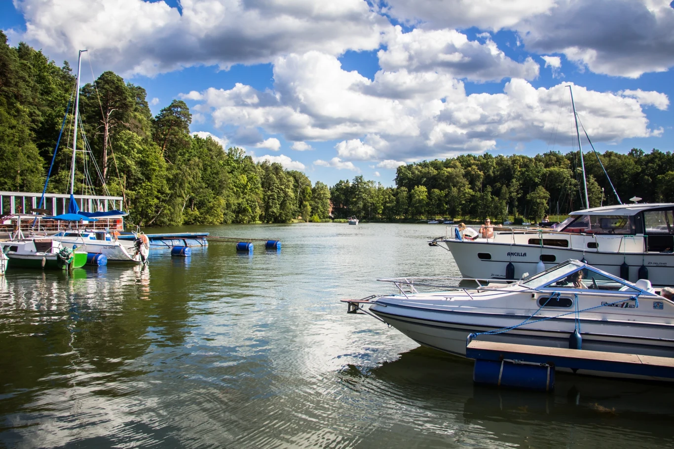 Na większości powierzchni jeziora obowiązuje zakaz używania silników spalinowych.