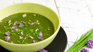 Detoksykująca zupa. Zrobisz ją z młodych listków