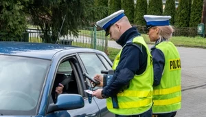 Chciał tylko "coś" sprawdzić. Kierowca dostał 500 zł i 12 punktów karnych