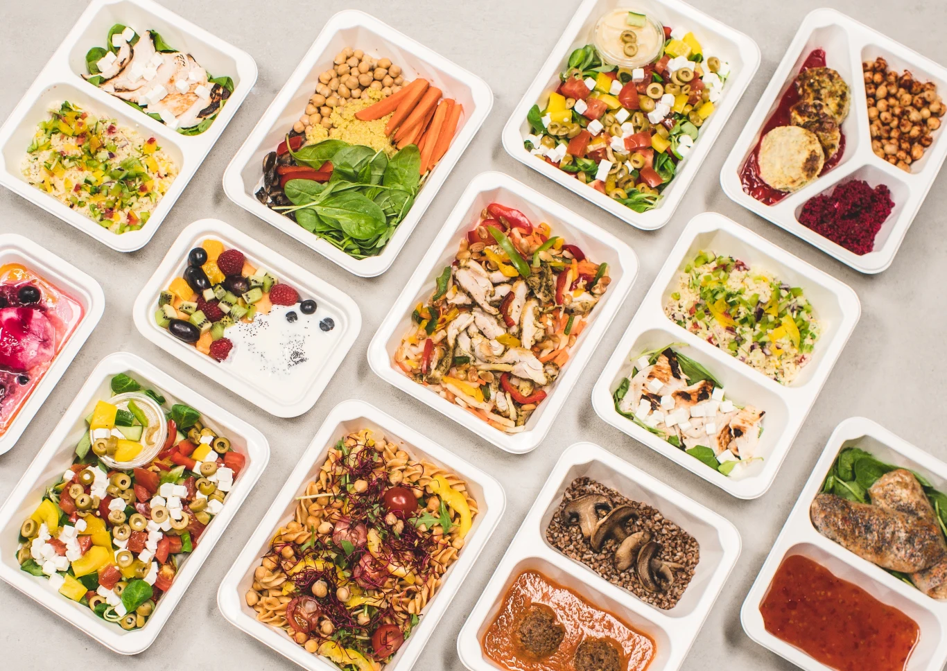 Zamawiając catering dietetyczny, oszczędzasz czas na planowaniu, zakupach i gotowaniu, a jednocześnie masz pewność, że Twoje posiłki są idealnie zbilansowane pod kątem makroskładników i kalorii