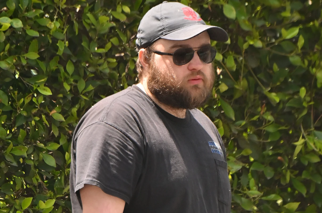 Angus T. Jones przyłąpany przez paparazzi w 2024 roku Angus T. Jones przyłąpany przez paparazzi w 2024 roku