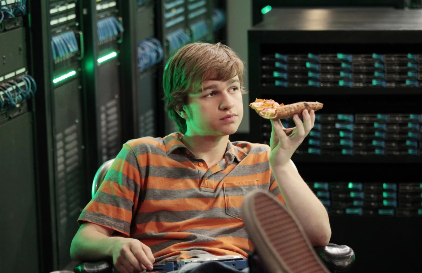 Angus T. Jones jako Jake w serialu "Dwóch i pół" Angus T. Jones jako Jake w serialu "Dwóch i pół"