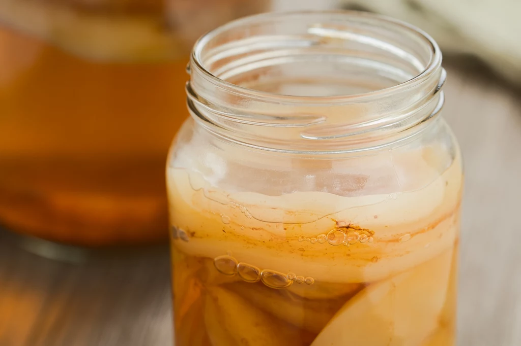 Kombucha to jeden z najzdrowszych napojów dla jelit Kombucha to zdrowy napój robiony na bazie schłodzonej herbaty.
