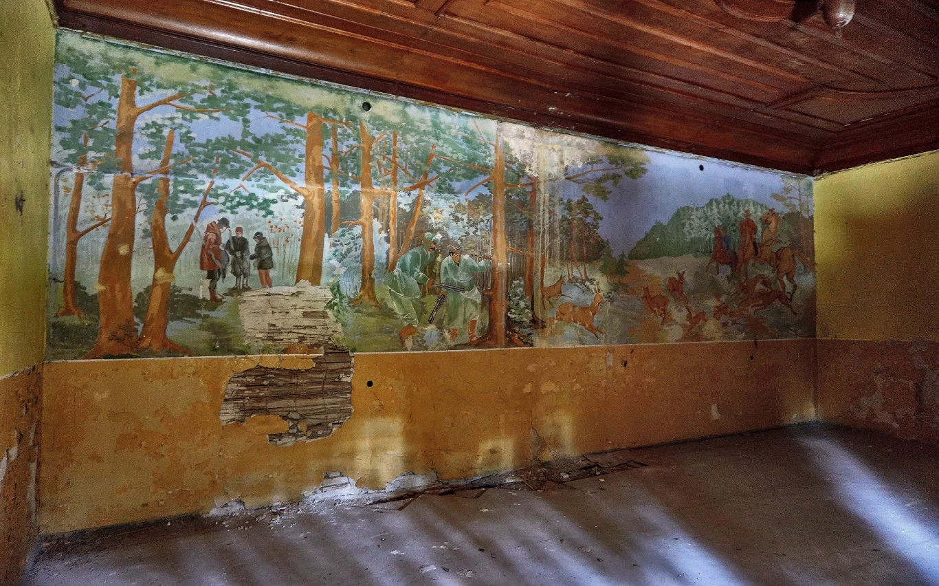 Moja Wola. Opuszczony pałac myśliwski, posiada elewacje z kory dębu korkowego, sprowadzonej z Portugalii.