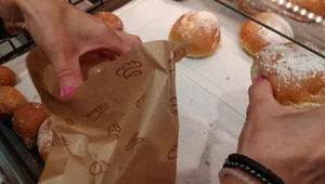 Znalazła sposób na "macanie" bułek w sklepach. Sprawdzamy, czy to działa