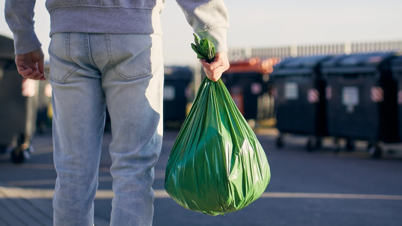 Worki na śmieci to przeżytek? Tak uważa coraz więcej urzędników i ekspertów w Polsce article cover