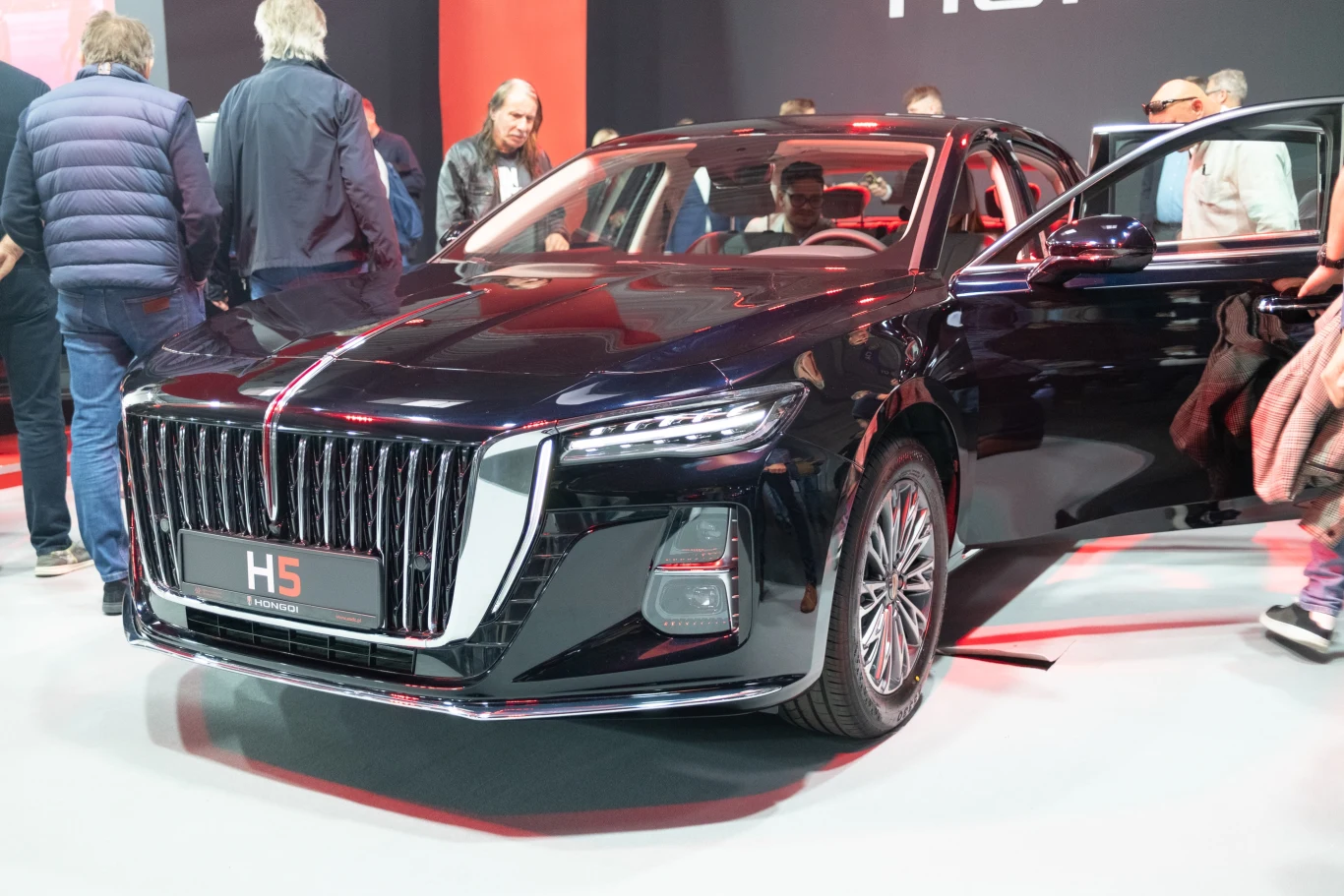 Elegancki samochód marki Hongqi model H5 prezentowany na wystawie motoryzacyjnej w otoczeniu zwiedzających.