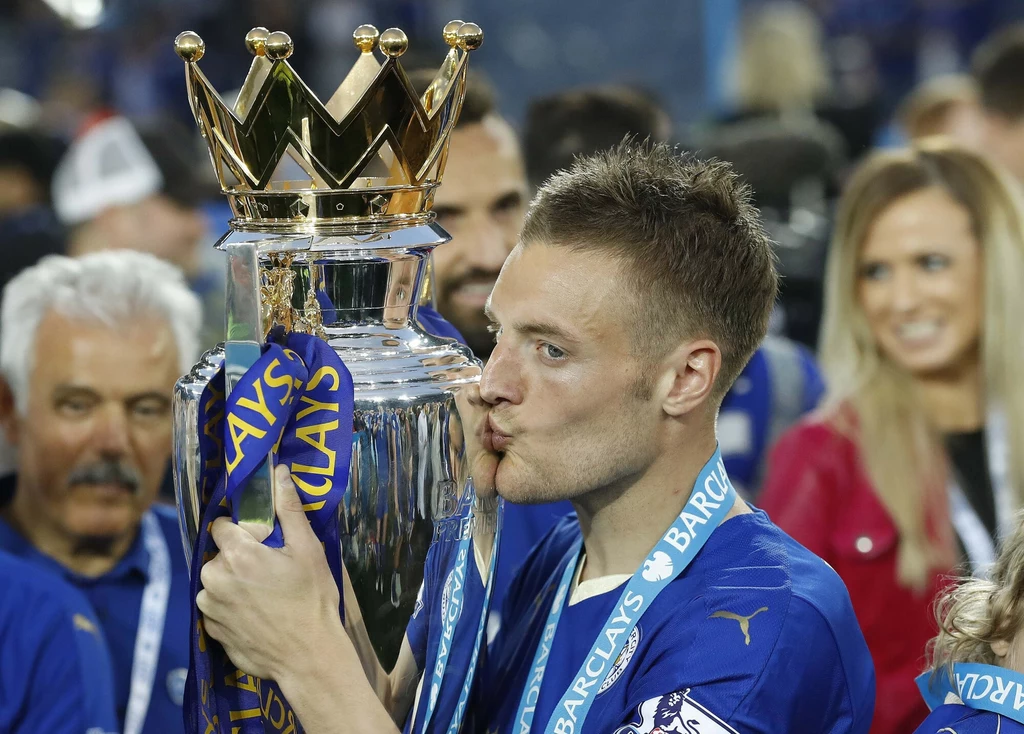 Jamie Vardy z pucharem Premier League Jamie Vardy z pucharem Premier League
