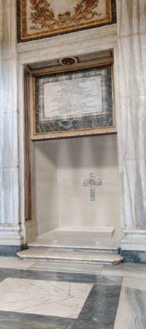 Projekt grobowca papieża Franciszka w bazylice Matki Bożej Większej w Rzymie Marmurowa wnęka z krzyżem i tablicą pamiątkową na tle bogato zdobionego wnętrza.